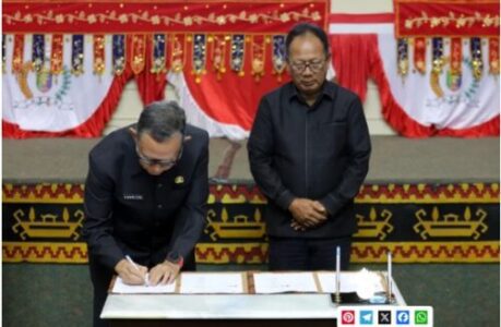 Ketua DPRD Mingrum Gumay dan Sekdaprov Fahrizal Tandatangani Nota KUA-PPAS APBD Prov Lampung TA 2025