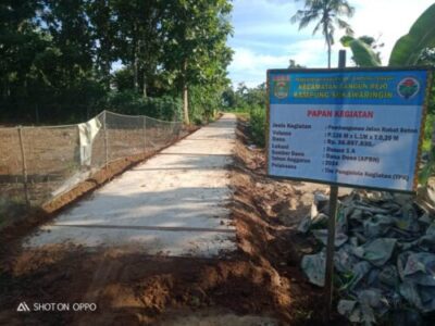 Libatkan Masyarakat Kampung Sukowaringin Bangun Drainase Dan Jalan Rabat Beton