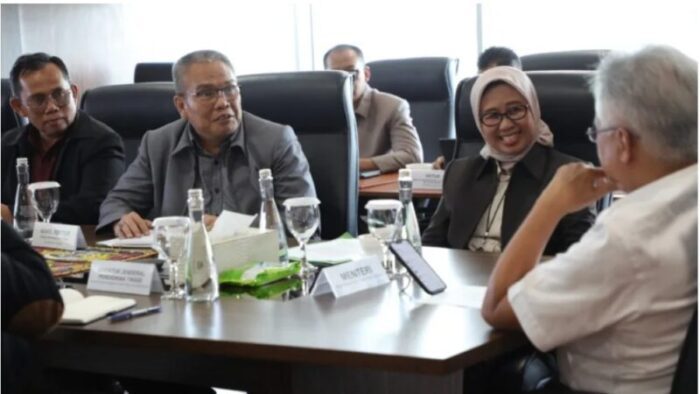 Rektor Audiensi dengan Menteri Dikti Saintek Bahas Kemandirian Kampus dan Pembangunan RSPTN