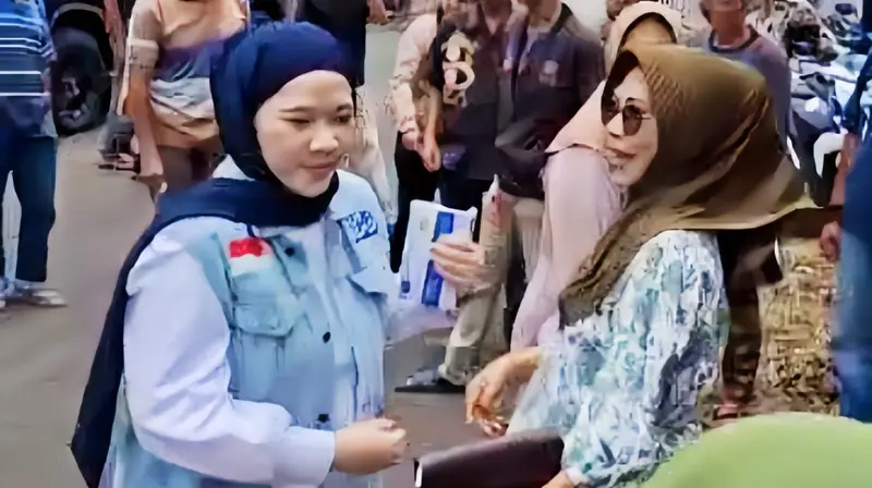 Wakil Ketua III DPRD Lampung Selatan Bagikan Ribuan Zakat Mal