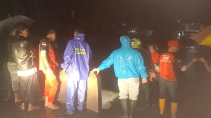 Pemkot Balam Bersihkan Lumpur Sisa Banjir