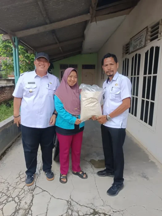 Warga Balam Terima Bantuan Beras Dari Pemkot