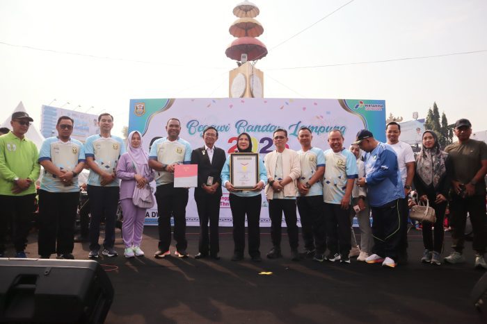 Wali Kota Bandar Lampung Membuka Acara Rekor MURI Senam Bersama dan Festival Segubal Terbesar di Tugu Adipura