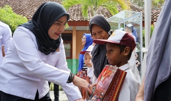 Wali Kota Eva Dwiana Serahkan Bantuan Perlengkapan Sekolah untuk Ribuan Siswa di Bandar Lampung